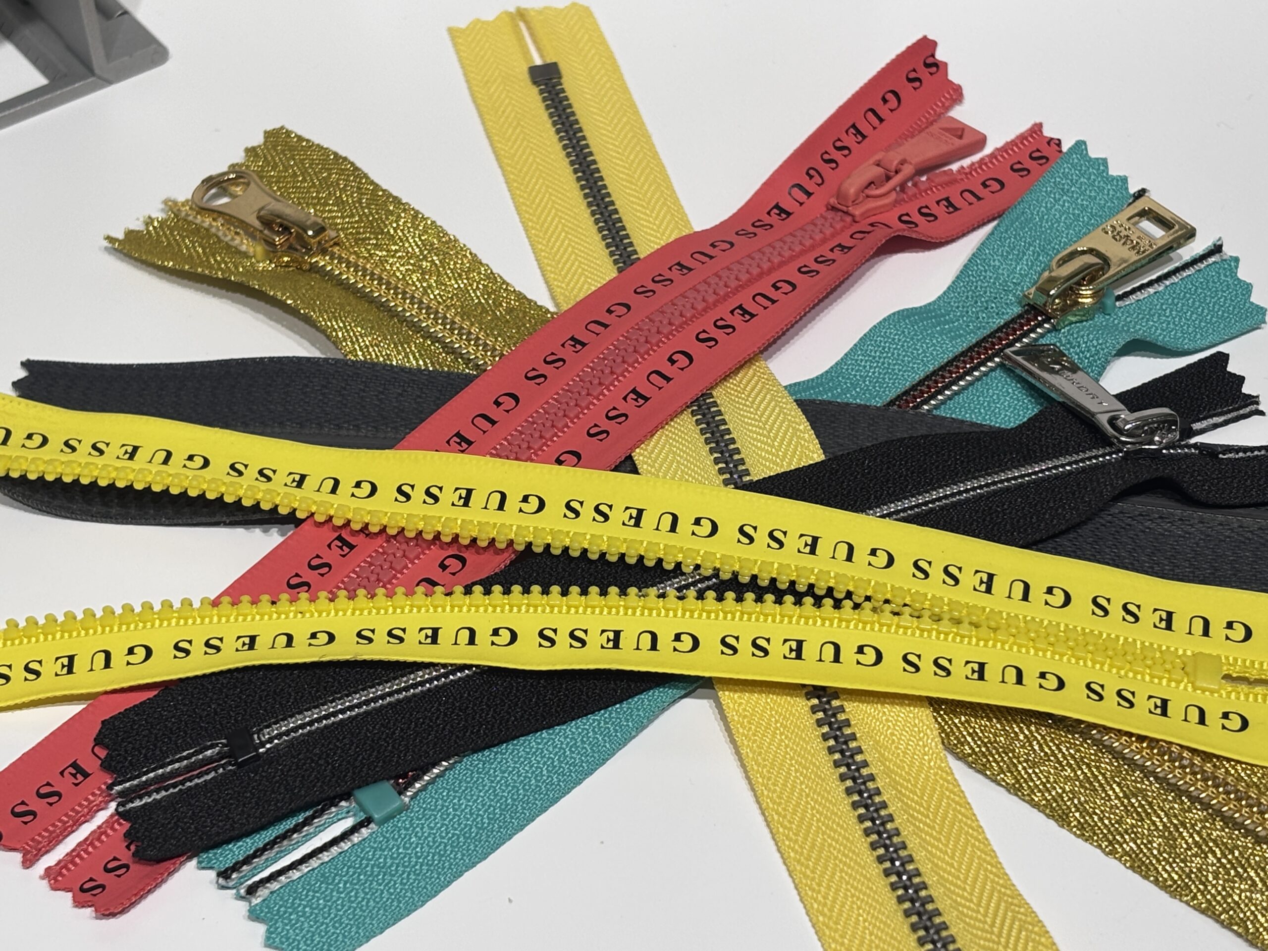 Metal zipper